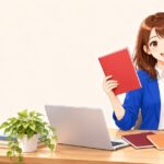 宅建の通信講座を比べる女性