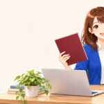 宅建の通信講座を2冊見比べる女性